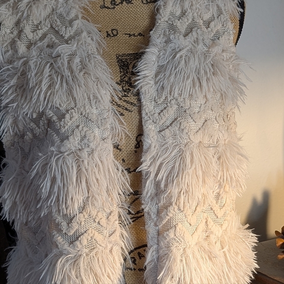 Shaggy Cream Faux Fur Vest - Picture 6 of 9